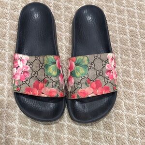 Gucci Women's Floral GG Slide Sandals - Black and Pink